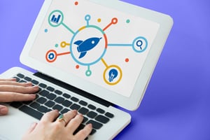Illustration of a user interacting with a smart HubSpot form featuring dynamic fields and real-time validation for lead generation